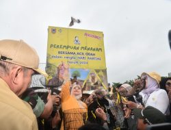 Maknai Peringatan Hari Kartini, Paman Birin Besama Acil Odah Pimpin Ribuan Perempuan Tanam Pohon