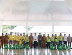 Petugas Kebersihan dan Petugas Pertamanan Mendapat Paket Lebaran dari Bupati Kotabaru