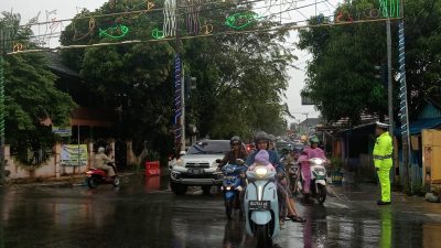 Hindari Kecelakaan, Satlantas Polres Kotabaru Tertibkan Lalu Lintas Walaupun Hujan Deras
