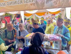 Paman Birin Borong Makanan Banjar di Bazar Halalbihalal KBB di Jatim