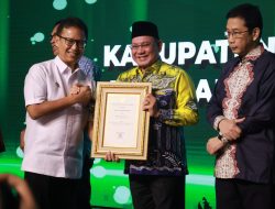 Kado Istimewa Menjelang Hari Jadi, Bupati Kotabaru Terima Penghargaan Langsung dari Menteri Kesehatan