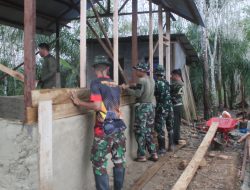 Dari Rumah Pak Darminto, Satgas TMMD Kodim 1022 Tanbu Bergeser Merehab Rumah Pak Nartim