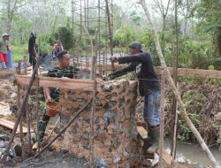 Lanjutkan Sasaran Fisik, Satgas TMMD 1022 Tanbu bersama Masyarakat Bangun Gapura Desa Karang Rejo