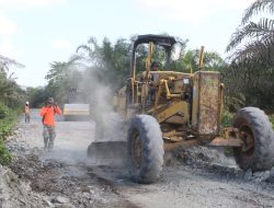 Usai Pengurukan, Satgas TMMD Kodim 1022 Tanbu Perhalus Material Jalan Poros antar Dua Kecamatan