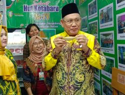 Bupati Kotabaru Cicipi Buah Melon di Stand Expo Saijaan Manjulang 2024