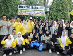 Berbagi Kebahagiaan ke Pelajar, Paman Birin dan Acil Odah Senang Semua Siswa Sehat