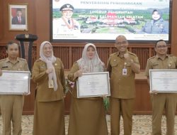 Paman Birin Serahkan Penghargaan Perkantoran Ramah Lingkungan, Dinas Kehutanan Terbaik SKPD