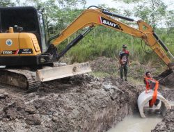 Permudah Pengerjaan Pembuatan Jalan Utama, Satgas TMMD Kodim 1022 Tanbu Buat Gorong-gorong agar Air Tak Tergenang
