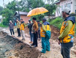 Bupati Kotabaru Pantau Kerusakan Jalan di Desa Gunung Sari
