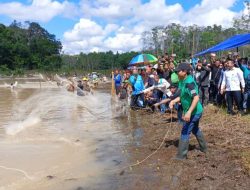 Bupati Balangan dan Ratusan Masyarakat Ikuti Kegiatan “Bagagap Iwak” di Desa Panggung
