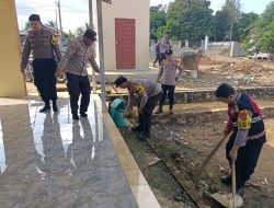 Kapolsek Kelumpang Barat Turut Jadi Relawan Petugas Kebersihan Masjid An-Nur