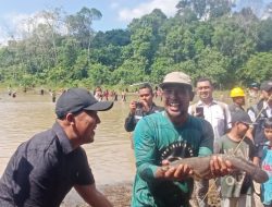 Ketua Komisi III DPRD Balangan Ikut Meriahkan Lomba Begagap Iwak di Desa Panggung