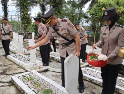 Kapolres Kotabaru beserta Jajaran Lakukan Ziarah ke Makam Pahlawan