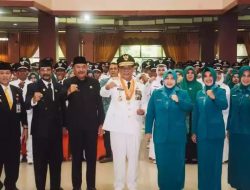 Paman Birin Didampingi Acil Odah Kukuhkan Perpanjangan Masa Jabatan Kades di HSU