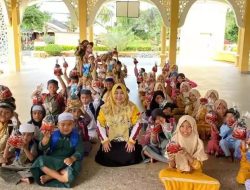 Anak-anak TPA di Masjid Al Husna Batulicin Gembira Disambangi Acil Odah