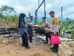 Polsek Pulau Laut Utara Berikan Uang Santunan dan Sembako kepada Korban Kebakaran