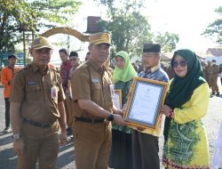 Pemkab Batola Serahkan Penghargaan kepada Koperasi dan Pelaku Usaha Mikro