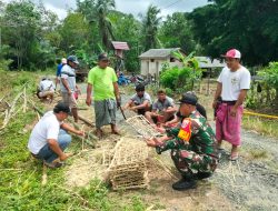Koramil 1022-06 Sungai Loban Gelar Kegiatan Ngayah Pembuatan Sarana Upacara Ngaben