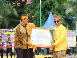 Paman Birin Terima Penghargaan Kemendes PDTT di Peringatan Harjad Kalsel ke-74