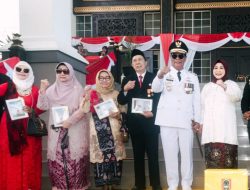 Peringati HUT RI ke-79, Paman Birin Apresiasi dan Berikan Penghargaan untuk Gubernur Kalsel Terdahulu