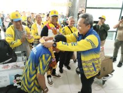 Tiba di Banua, Kontingen PON Kalsel Disambut Pengalungan Bunga