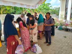 H Isur Bagikan 1.100 Sembako untuk Warga Kelurahan Ulu Benteng