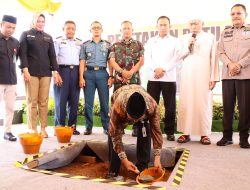 Paman Birin bersama Ketua KPU serta Bawaslu Kalsel Letakkan Batu Pertama Pembangunan Kantor KPU dan Bawaslu Kalsel