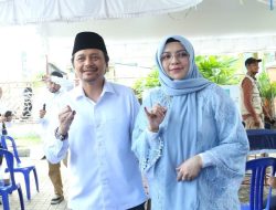 Hasnur dan Istri Gunakan Hak Pilih di TPS 08 Kelurahan Melayu