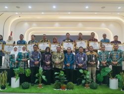 H Muhidin Serahkan Penghargaan Anugerah ASN Provinsi Kalimantan Selatan Tahun 2024