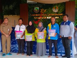 Peduli terhadap Petugas Kebersihan, PT. AKR Corporindo Stagen Berikan Ratusan Paket Sembako ke Dinas Lingkungan Hidup