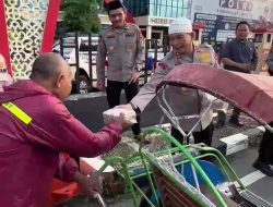 Kapolres Kotabaru Bagikan Takjil kepada Pengguna Jalan
