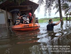 TRC Kolaborasi dengan Masyarakat Evakuasi Barang Milik Warga Terdampak Banjir