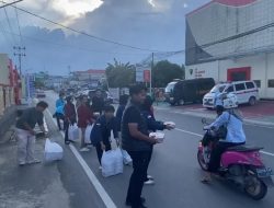Gandeng Mahasiswa, Sat Intelkam Polres Kotabaru Bagikan Takjil di Jalan Raya
