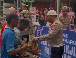 Sat Lantas Polres Kotabaru Bagikan Takjil kepada Warga