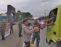 Sinergi TNI-Polri Tanbu, Bagikan Takjil kepada Masyarakat yang Melintas di Depan Makodim 1022 Tanbu