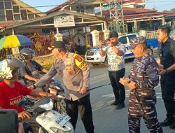 Sinergitas TNI-Polri Kotabaru, Kompak Bagikan Ratusan Takjil kepada Masyarakat