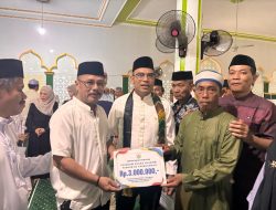 Safari Ramadhan, Wakil Bupati Kotabaru Kembali Salurkan Bantuan di Pulau Laut Selatan