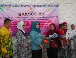 Memperingati HUT IBI ke-74, Ketua TP-PKK Berikan Imunisasi kepada Balita