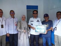 Wali Kota Banjarmasin HM Yamin HR Serahkan Bantuan Bedah Rumah