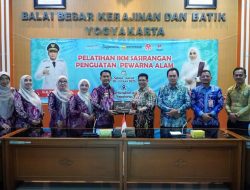 Empat Pengrajin Sasirangan di Banjarmasin Dilatih Cara Pembuatan Pewarna Alam