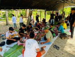 Anggota DPRD Balangan Fathurrahman Turut Serta dalam Penyembelihan Hewan Kurban di Kampung Halamannya