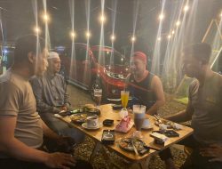 Anggota DPRD Balangan Fathurrahman Nongkrong Santai Bareng Kapolsek Awayan di Desa Pulantan