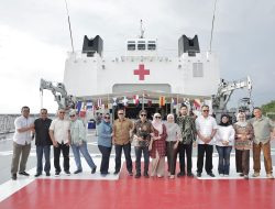 Supian HK Ngopi Senja di Atas KRI Dr. Radjiman Wedyodiningrat-992
