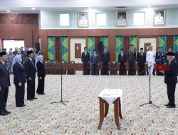 Gubernur H Muhidin Melantik Empat Dewan Komisaris Bank Kalsel