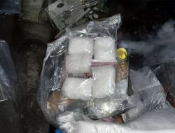 Anjing Temukan Kantong Plastik di Bak Sampah Jalan Belitung Darat, Diduga Berisikan Setengah Kilogram Sabu