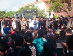 Gubernur H Muhidin Temui Demonstran Masyarakat Adat Dayak, Siap Fasilitasi Solusi Status Taman Nasional Pengunungan Meratus di Kementerian