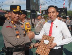 Kapolres Balangan Anugerahkan Penghargaan kepada Personil Berprestasi