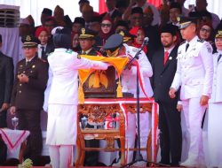 Penuh Khidmat, Wali Kota HM Yamin Cium Sang Saka Merah Putih