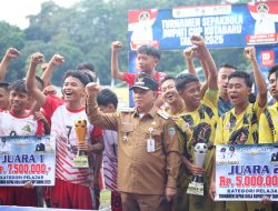 Bupati Kotabaru Muhammad Rusli Resmi Tutup Turnamen Sepak Bola Bupati Cup 2025