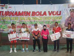 Kapolres Balangan Berikan Penghargaan kepada Juara Turnamen Bola Voli